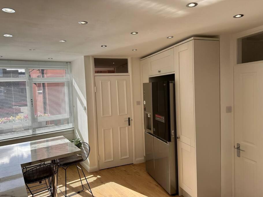 Stylish, Smart & Fun 4 Bed Home 런던 외부 사진