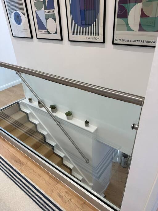 Stylish, Smart & Fun 4 Bed Home 런던 외부 사진