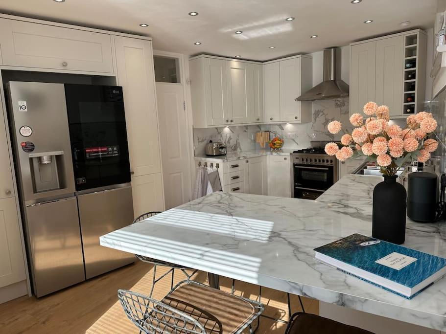 Stylish, Smart & Fun 4 Bed Home 런던 외부 사진