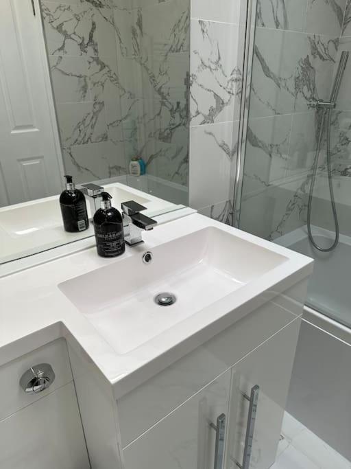 Stylish, Smart & Fun 4 Bed Home 런던 외부 사진