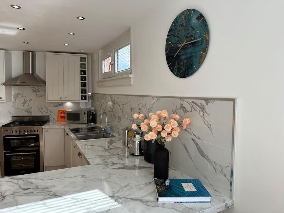 Stylish, Smart & Fun 4 Bed Home 런던 외부 사진